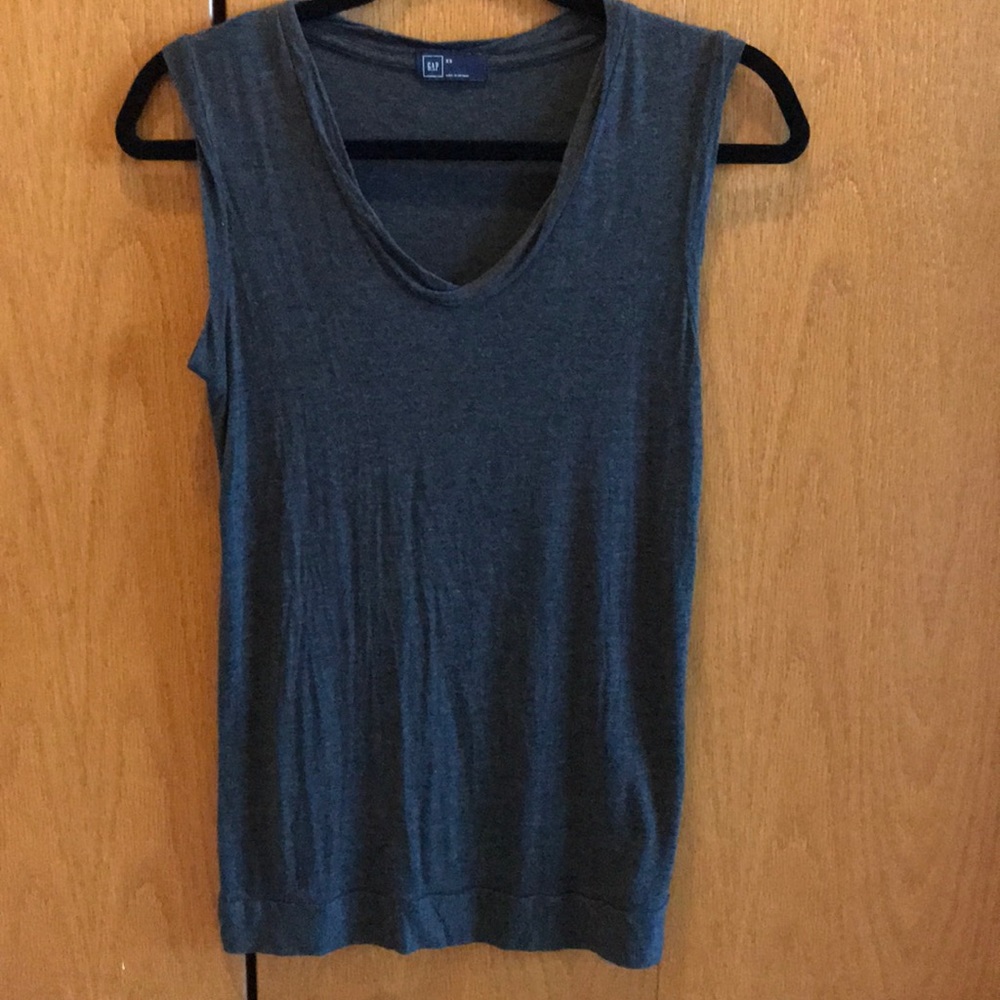 GAP sleeveless tee with a twist